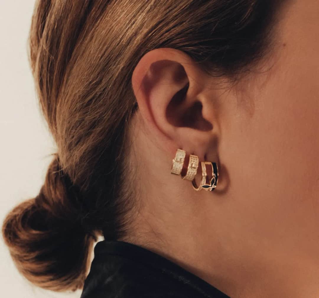 3 kolczyki w uchu: Jak wybrać idealne dla 2 i 3 dziurek?