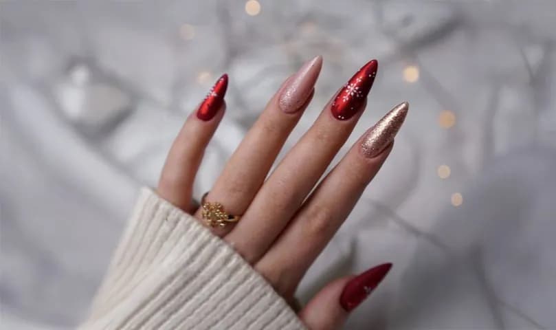 Świąteczny manicure: Czerwone paznokcie, które dodadzą magii świąt