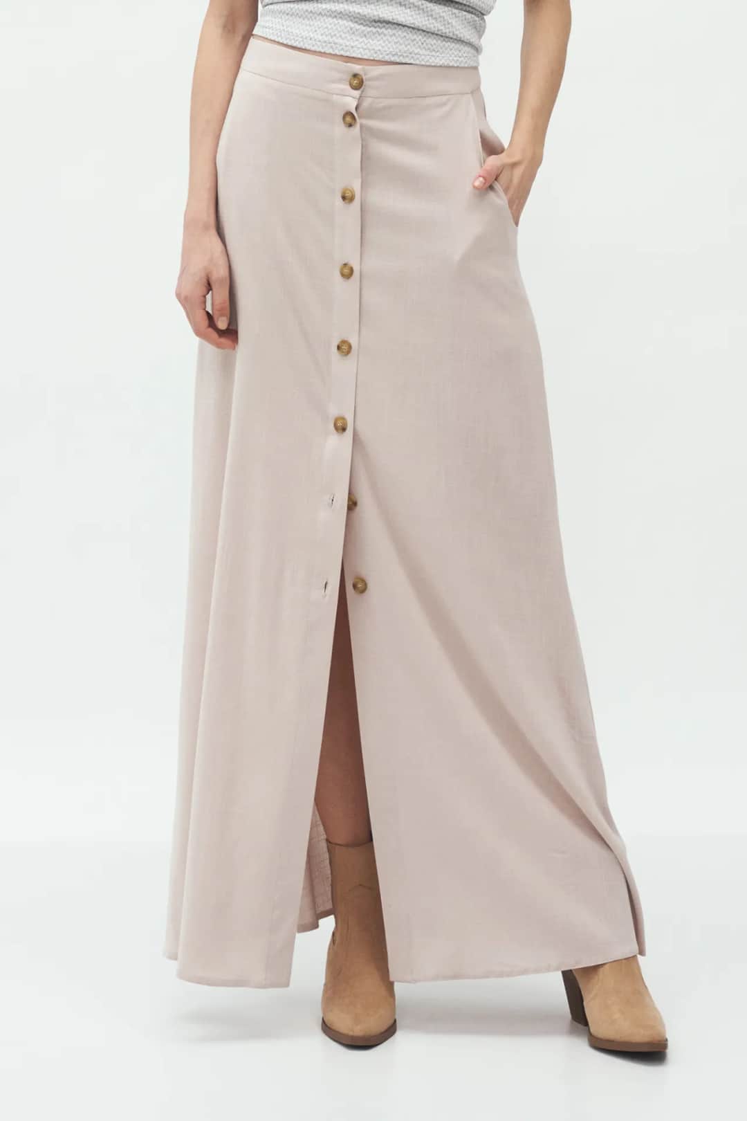 Beżowa spódnica długa: modne stylizacje, które zachwycą każdego