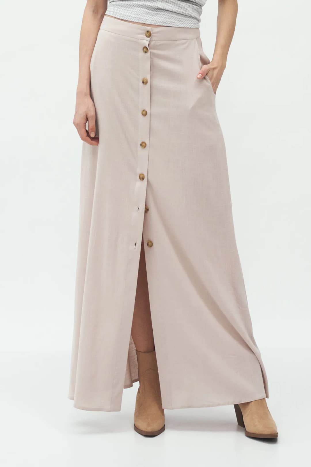 Beżowa spódnica długa: modne stylizacje, które zachwycą każdego