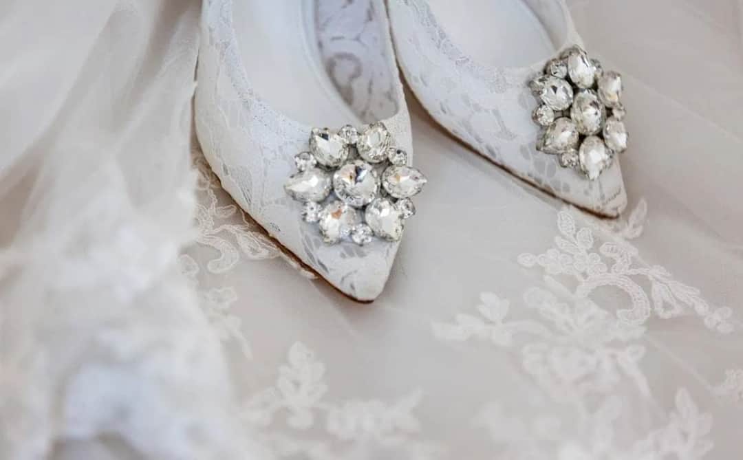 Jakie buty do białej sukni ślubnej? Wybierz idealne obuwie na swój dzień!
