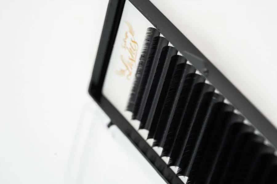 Rzęsy na pasku vs kępki - które sprawdzą się lepiej?