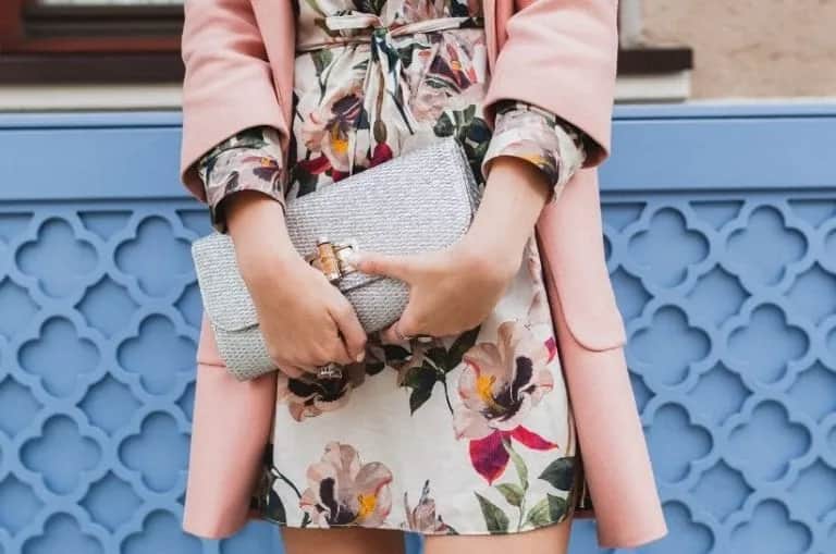 Srebrna torebka stylizacje: 5 inspiracji na każdą okazję