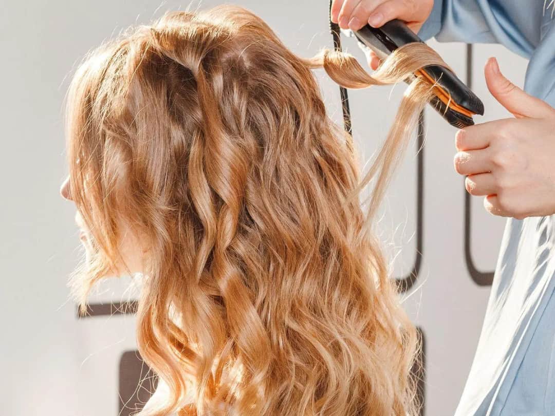 Magiczny efekt: Stylizacja włosów prostownicą jak Loki w 5 minut