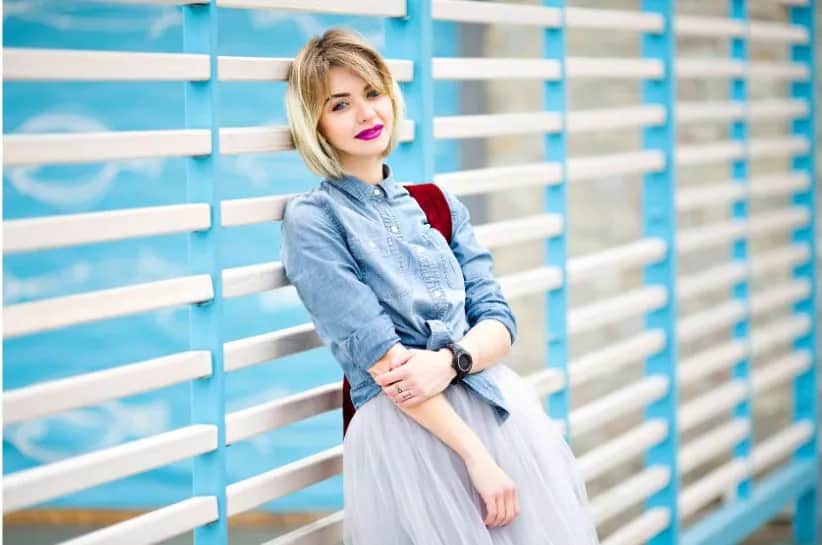 Niebieska koszula stylizacje: Rewolucyjne sposoby na modną i stylową metamorfozę