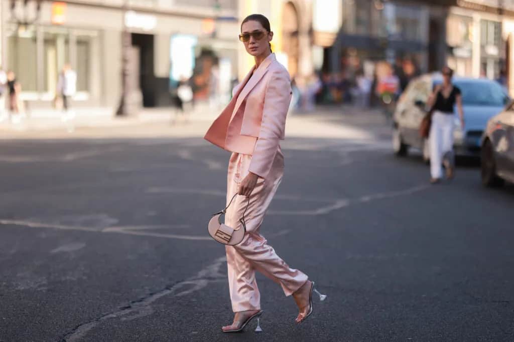 Garnitur damski ślubny: Stylowe propozycje dla panny młodej