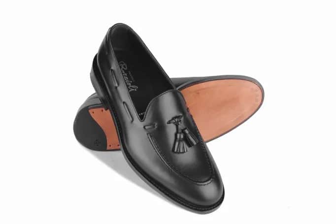 Czarne mokasyny męskie: 5 stylizacji na każdą okazję i porę roku Czarne mokasyny męskie: 5 stylizacji na każdą okazję i porę roku