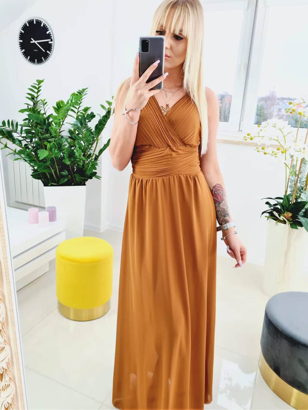 Karmelowa sukienka: 5 wyjątkowych stylizacji, które zachwycą każdego