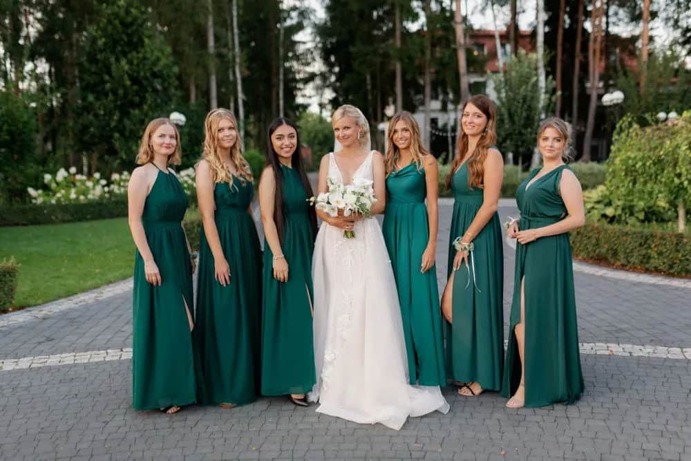 Jaki kolor sukni dla świadkowej, aby uniknąć modowych wpadek?
